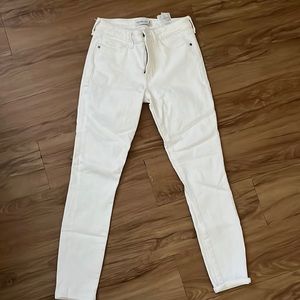 Abercrombie mid rise skinny’s. Only worn a couple of times. Too small on me